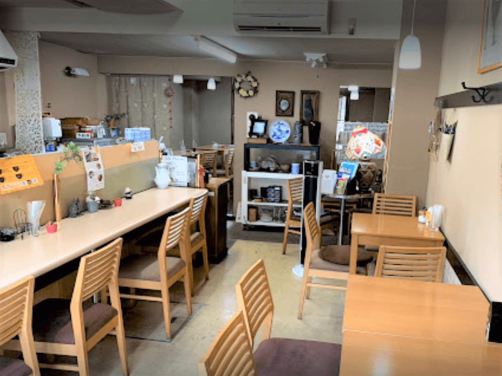 金沢文庫駅すぐ！Wifi・電源のあるゆっくりできる穴場カフェ「カフェプラス」の店内内装
